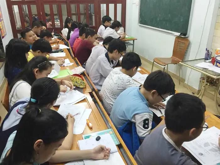 Học sinh làm bài tập trong lớp học